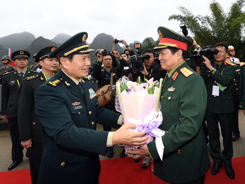 Bộ trưởng Ngụy Phượng Hòa đón Bộ trưởng Ngô Xuân Lịch tại Cửa khẩu Thuỷ Khẩu (Trung Quốc).